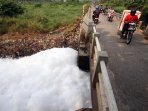 kali-dki-jakarta-tercemar-limbah-pabrik_20150807_190330.jpg