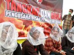 kalimantan-barat-menggugat-demo-pembakaran-hutan_20150912_222548.jpg