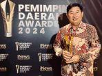 kamarudin-muten-berfoto-belitung-timur.jpg