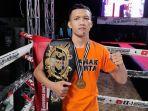 kamil-bagastrianto-saat-memamerkan-sabuk-juara-kelas-57-kg.jpg
