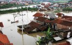 kampung-cieunteung-kembali-terendam-banjir_20141221_195312.jpg