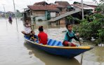 kampung-cieunteung-kembali-terendam-banjir_20141221_195431.jpg
