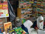 kampung-ilmu-surabaya-penjual-buku_20160427_151320.jpg