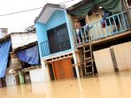 kampung-pulo-kembali-terendam-banjir_20151126_163910.jpg