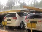 kanopi-roboh-di-pertokoan-puri-kencana-menimpa-empat-mobil.jpg