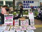 MBG Watch Geruduk Kantor BGN, Bawa Makanan Gratis, Panci Hingga Struk Belanja Sebagai Bentuk Protes