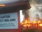 kantor-bupati-melawi-terbakar_20161120_181507.jpg