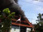 kantor-dprd-gowa-dibakar_20160926_152155.jpg