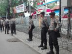 kantor-kpu-jatim-dijaga-polisi_20180108_130912.jpg