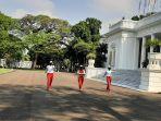 kantor-sekretariat-presiden-dan-garnisun-tetap-1-tni-menggelar-latihan-penaikan-bendera.jpg