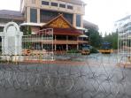 kantor-wali-kota-dan-dprd-batam-provinsi-kepri-dipagari-kawat-berduri_20151109_104116.jpg