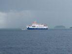 kapal-arwana-kandas-menabrak-karang-di-peraian-pulau-karang-bongkok.jpg
