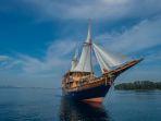 kapal-augustine-phinisi-di-teluk-jakarta.jpg