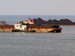 kapal-bermuatan-batu-bara-melintas-di-perairan-laut-jawa_20220121_131928.jpg