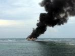 kapal-hiroyushi-kandas-terbakar-di-perairan-pulau-serangan_20161008_144116.jpg