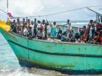 kapal-imigran-srilanka-kehabisan-bbm-di-pantai-lhoknga-aceh_20160615_114126.jpg