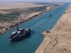 kapal-kargo-melintas-di-terusan-suez-ok_.jpg