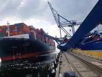 kapal-kontainer-berbendera-hong-kong-ym-witness-menabrak-empat-crane.jpg