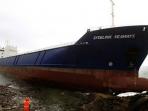 kapal-lysblink-seaways-tabrak-pantai-berbatu_20151124_175545.jpg