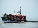 kapal-migran-dicegat-di-selat-inggris-yang-berbahaya_20211125_084045.jpg