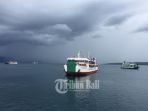 kapal-motor-penumpang-di-selat-bali_20180412_071123.jpg