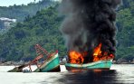 kapal-nelayan-asing-ilegal-ditenggelamkan-tni-al_20141205_153558.jpg