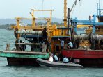 kapal-nelayan-asing-kembali-diledakan-di-batam_20160222_234828.jpg