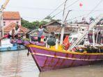 kapal-nelayan-di-pelabuhan-perikanan1111.jpg