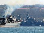 kapal-patroli-angkatan-laut-rusia-pytliviy-berlayar-di-dekat-kapal-angkatan-laut-rusia-moskva.jpg