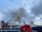 kapal-patroli-bakamla-ri-evakuasi-kapal-terbakar-di-selat-bali_20221117_225540.jpg