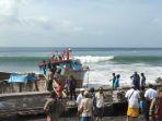 kapal-penangkap-ikan-karam-di-pantai-karangdadi.jpg