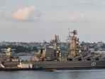 kapal-penjelajah-rudal-berpemandu-moskva-berpartisipasi-dalam-parade-hari-angkatan-laut-rusia.jpg