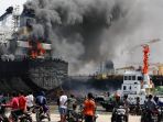 kapal-tanker-mt-jag-leela-terbakar-di-pelabuhan-belawan-medan_20200511_174644.jpg
