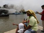 kapal-tanker-mt-jag-leela-terbakar-di-pelabuhan-belawan-medan_20200511_191902.jpg