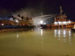 kapal-terbakar_20161230_213034.jpg