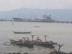 kapal-terbalik-dihantam-ombak_20170102_133601.jpg