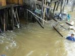 kapal-tongkang-hantam-rumah_20170215_070756.jpg