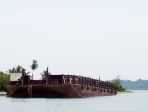 kapal-tongkang-tanpa-awak-di-pulau-banyak_20180512_121304.jpg