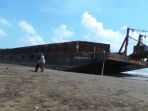 kapal-tongkang-terdampar-di-pantai-alam-indah-kota-tegal_20180427_084219.jpg