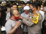 kapolda-dan-pangdam-jaya-bagikan-masker-di-pasar-tanah-abang_20200912_001803.jpg