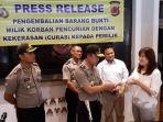 kapolda-jabar-irjen-pol-agung-budi-maryoto-serahkan-emas_20171130_143248.jpg