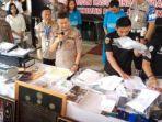 kapolda-jateng-irjen-pol-rycko-amelza-dahniel-saat-menunjukan-sejumlah-barang.jpg