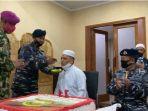 kapolda-maluku-irjen-pol-baharudin-djafar-disuapi-kue-ulang-tahun.jpg