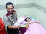 kapolda-metro-jaya-irjen-tito-karnavian-mengendong_20150702_111127.jpg