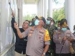 kapolda-papua-irjen-paulus-waterpauw-mengecek-lokasi-penembakan.jpg