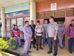 kapolda-papua-irjen-pol-paulus-waterpau-saat-menyambangi-sekolah-sekolah-di-sekitar-wamena.jpg