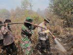 kapolda-riau-padamkan-api.jpg