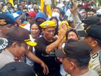 kapolda-sulut-brigjen-wilmar-marpaung-temui-massa_20151126_132836.jpg