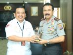 kapolda-sumbar-terima-award-bpi-knpa-ri-2017_20171024_085039.jpg