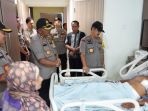 kapolda-sumut-irjen-agus-andrianto-menjenguk_20181025_142247.jpg